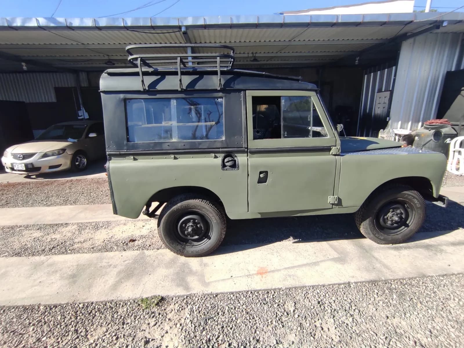 Land Rover restaurado y pintado en el taller de La Furgonera